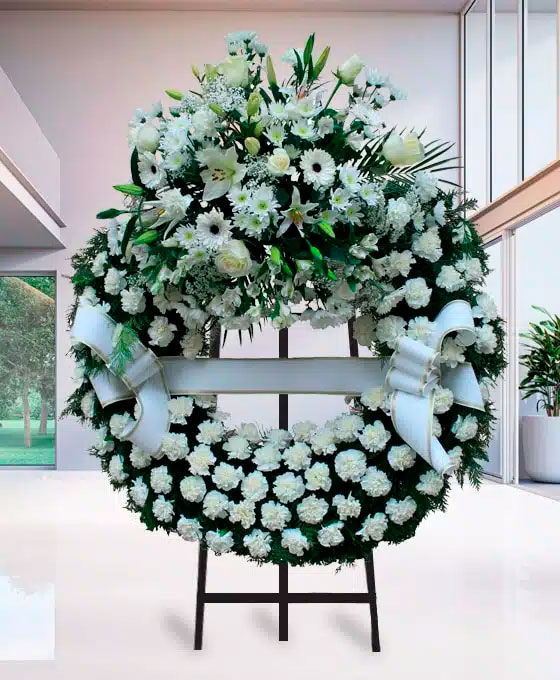Corona Funeraria de claveles blancos para Tanatorio Bembibre